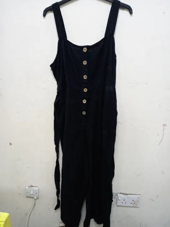 NEW LOOK PLAIN STRAPPY JUMPSUIT DRESS IN BLACK - UK 14