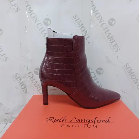 BOXED PAIR OF RUTH LANGSFORD HEELED DRESSY BOOTS IN BURGUNDY SIZE 4