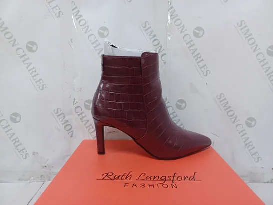 BOXED PAIR OF RUTH LANGSFORD HEELED DRESSY BOOTS IN BURGUNDY SIZE 4