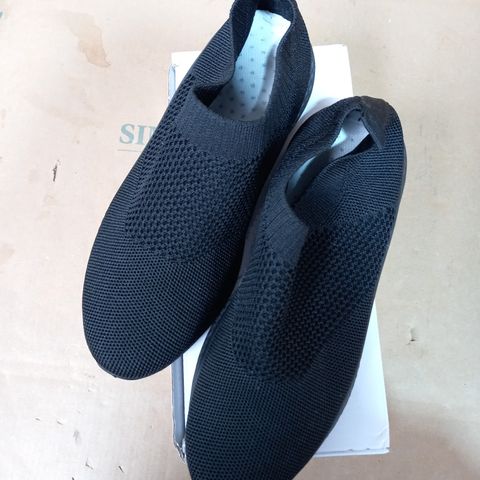 PAIR OF SLIP ON SOCK TRAINERS, UK SIZE 6