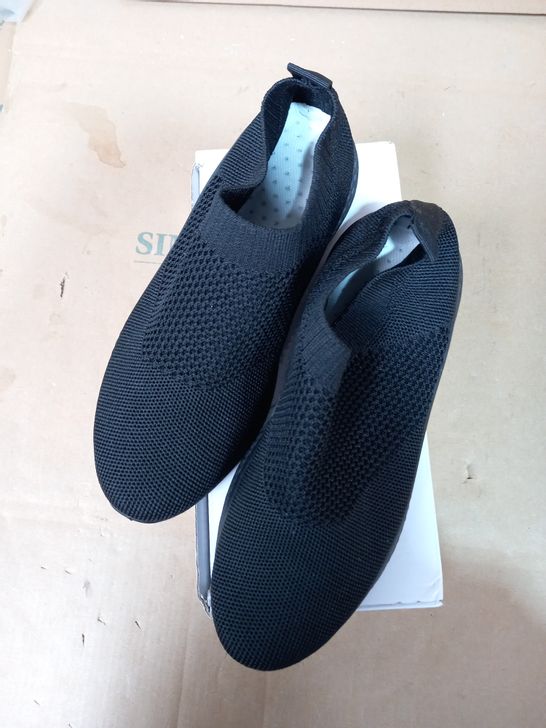 PAIR OF SLIP ON SOCK TRAINERS, UK SIZE 6