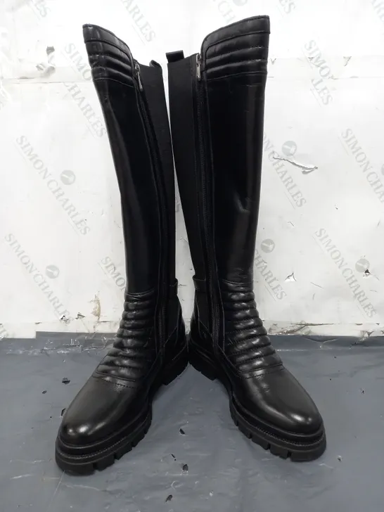 BOXED PAIR OF MODA IN PELLE QUILTED FRTONT KNEE-HIGH BOOTS IN BLACK SIZE 7