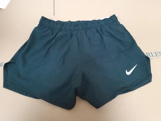 NIKE STANDARD FIT LENGTH SHORTS IN BLACK - SIZE SMALL