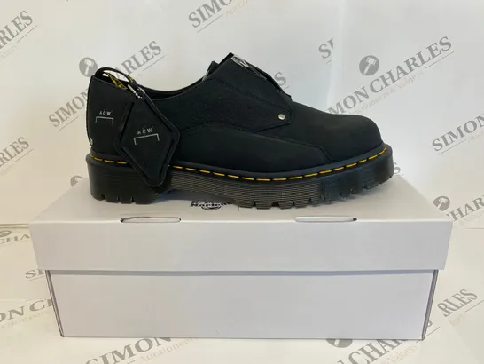 BOXED PAIR OF DR MARTENS MILLED NUBUCK BLACK SHOES SIZE 8