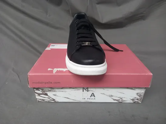 BOXED PAIR OF MODA IN PELLE BRIDGETTE TRAINERS IN BLACK SIZE 7