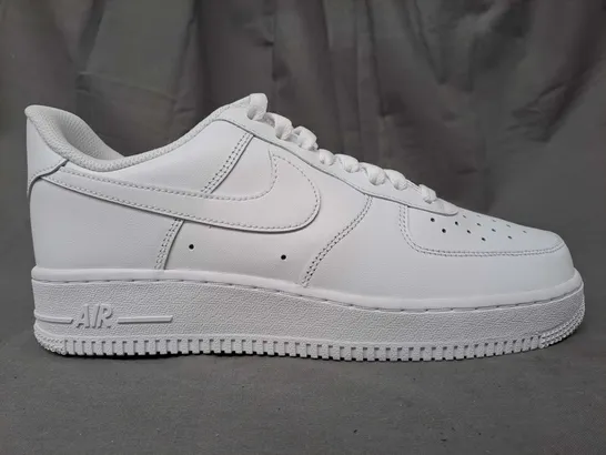 PAIR OF NIKE AIR FORCE 1 SHOES IN WHITE UK SIZE 7.5