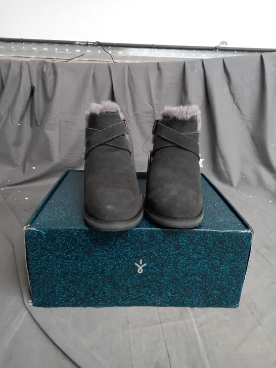 EMU MERAK SUEDE BOOTS SIZE 4