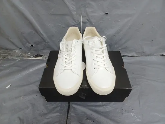 BOXED PAIR OF MENS HUGO BOSS TRAINERS SIZE 12