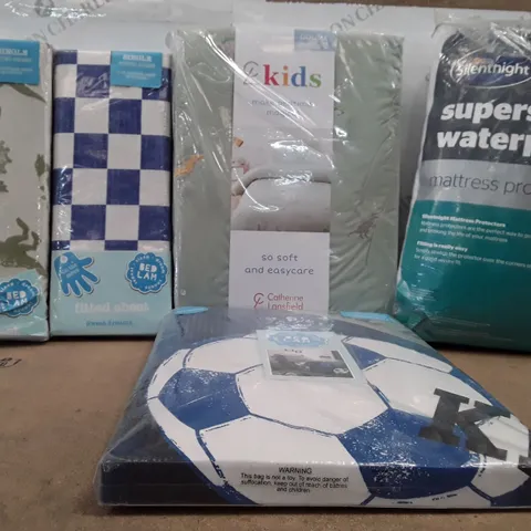 BOX OF APPROX 11 ASSORTED ITEMS TO INCLUDE - KIDS DUVET SET -SILENT NIGHT SUPER SOFT WATERPROOF MATTRESS PROTECTOR - BED LAM FITTED SHEETS ETC