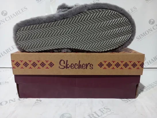 BOXED PAIR OF SKECHERS OPEN TOE SLIPPER SANDALS IN GREY SIZE 6