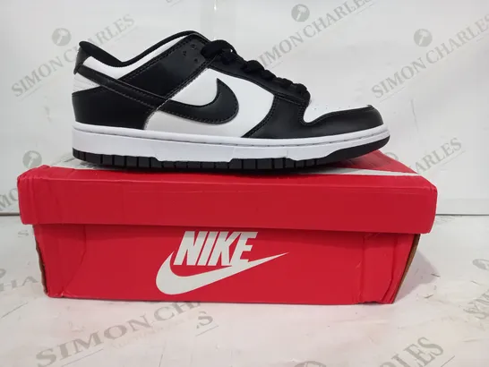 BOXED PAIR OF NIKE DUNK LOW RETRO SHOES IN BLACK/WHITE UK SIZE 6