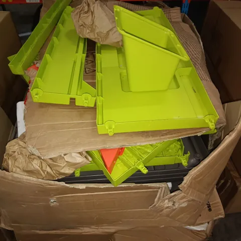 PALLET OF NEO FRIENDS HOUSE PLAYHOUSE PARTS