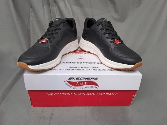 BOXED PAIR OF SKECHERS ARCH-FIT SHOES IN BLACK SIZE 6