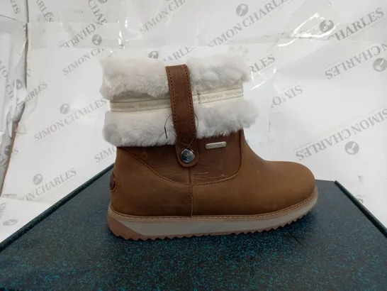 BOXED EMU ALL WEATHER SCOTT WATERPROOF SHEEPSKIN ANKLE BOOTS, brown - SIZE 6