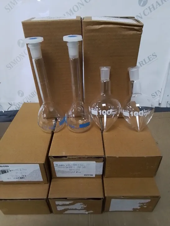 LOT OF ASSORTED GLASSWARE ITEMS INCLUDE 8 BOXED PAIR'S OF 100ML VOLUMETRIC FLASKS AND 9X PEAR SHAPED 100ML FLASKS