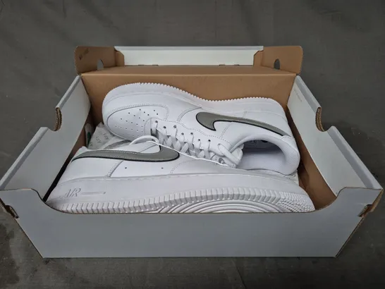 BOXED PAIR OF NIKE WOMEN'S AIR FORCE 1 '07 ESS SHOES IN WHITE/METALLIC SILVER UK SIZE 8.5