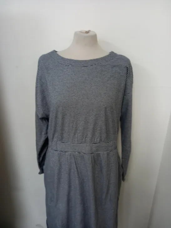 APPROXIMATELY 10 ASSORTED ITEMS OF WOMEN CLOTHING TO INCLUDE MR MAX BUTTON TOP IN SIZE L, WYNNE LAYERS BLACK SKIRT IN SIZE 2XL, WHITE STUFF DRESS IN SIZE 14