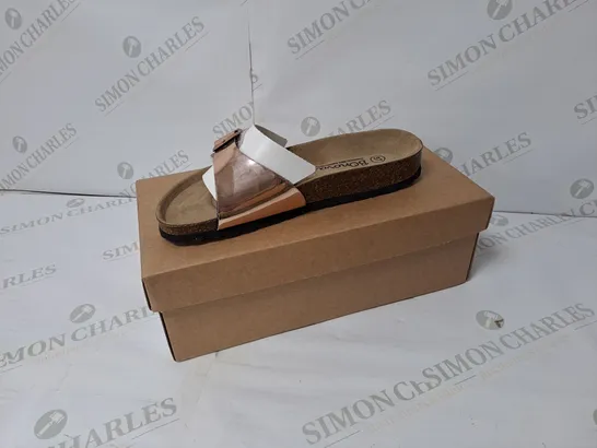 BOXED BONOVA WOMEN'S 1-STRAP GLITTER SANDALS IN ROSE GOLD // SIZE: 37 EU