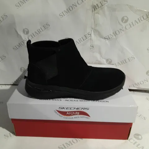 BOXED SKECHERS ARCHFIT SUEDE BOOTS SIZE 6 