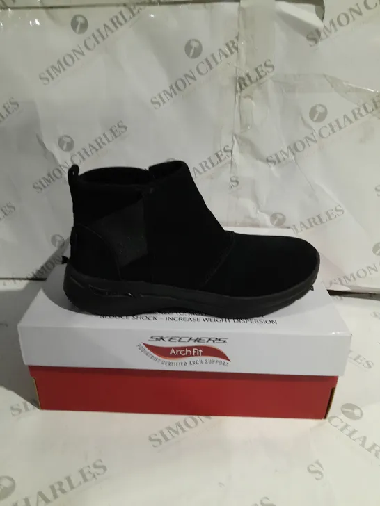 BOXED SKECHERS ARCHFIT SUEDE BOOTS SIZE 6 