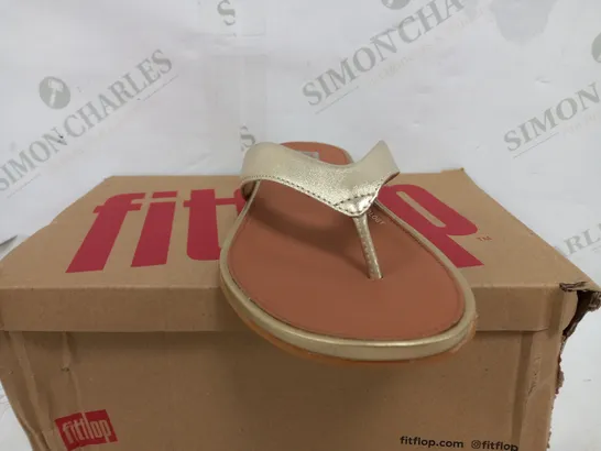 BOXED PAIR OF FITFLOP GRACIE LEATHER FLIP FLOPS IN PLATION - UK 5.5