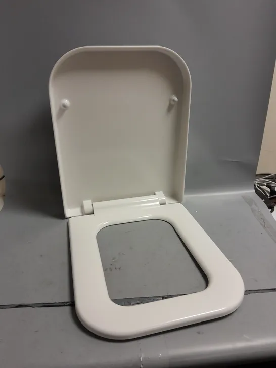 BOXED MUTE TOILET SEAT COVER 