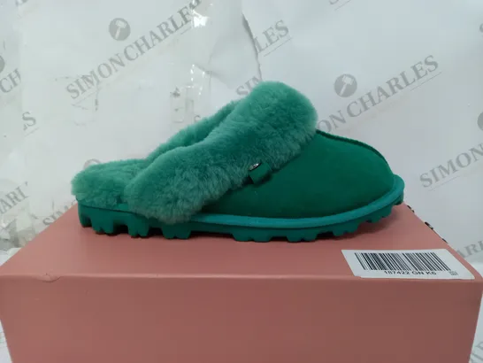 BOXED PAIR OF MODA IN PELLE COSIE SLIPPERS IN GREEN UK SIZE 8