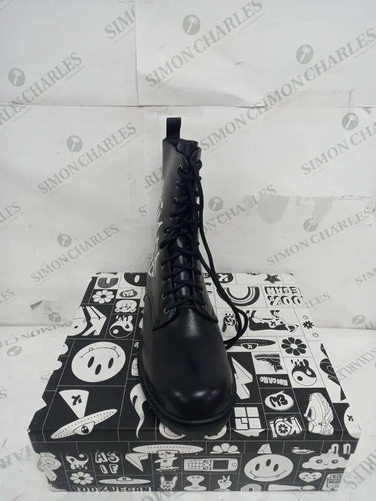 BOXED PAIR OF KOI FOOTWEAR THE STATEMENT ANIMAL FREE MENS MILITARY BOOTS - SIZE 10