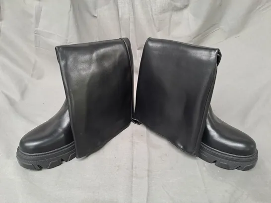 BOXED PAIR OF DESIGNER KNEE HIGH BOOTS IN BLACK EU SIZE 39