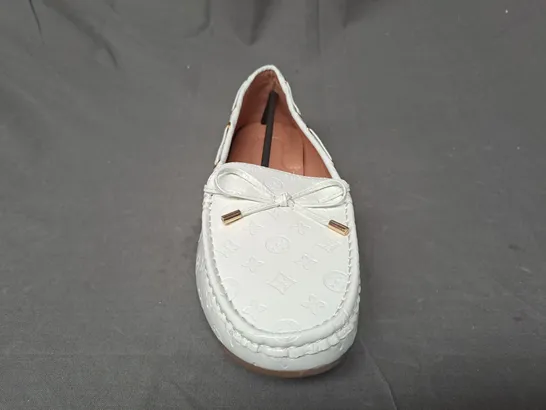 BOXED PAIR OF DESIGNER LOAFERS IN WHITE EU SIZE 41