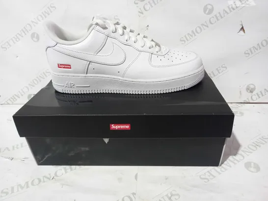 BOXED PAIR OF NIKE AIR FORCE 1 SHOES IN WHITE UK SIZE 9.5