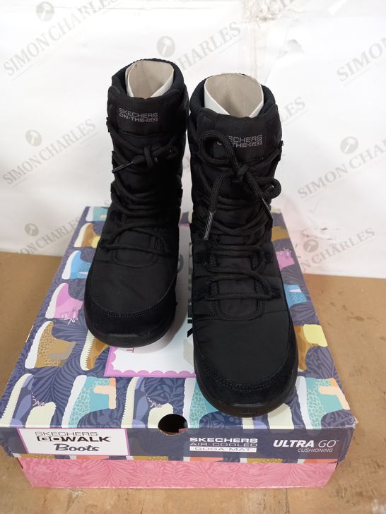 BOXED PAIR OF SKECHERS "GO WALK" BLACK QUILTED MID-CALF SNOW BOOTS, UK SIZE 6