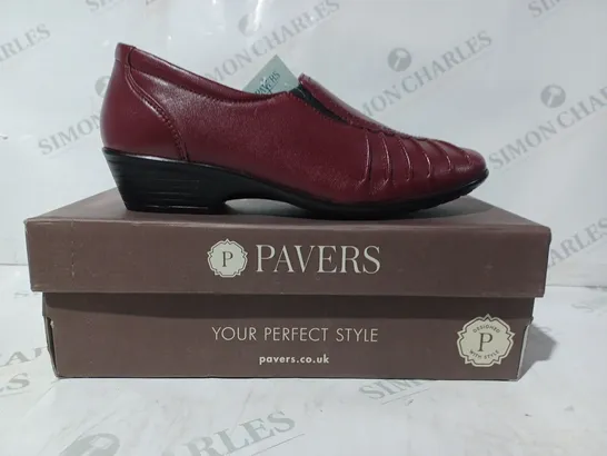 BOXED PAIR OF PAVERS LOW HEEL LOAFERS IN BURGUNDY SIZE 5