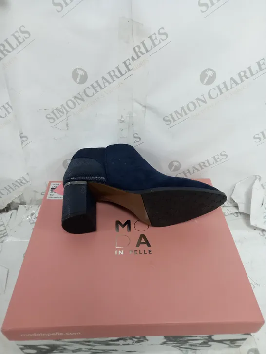 BOXED PAIR OF MODA IN PELLE LAVINIA NAVY ALCANTARA BLOCK HEELED SHOE BOOT SIZE 6