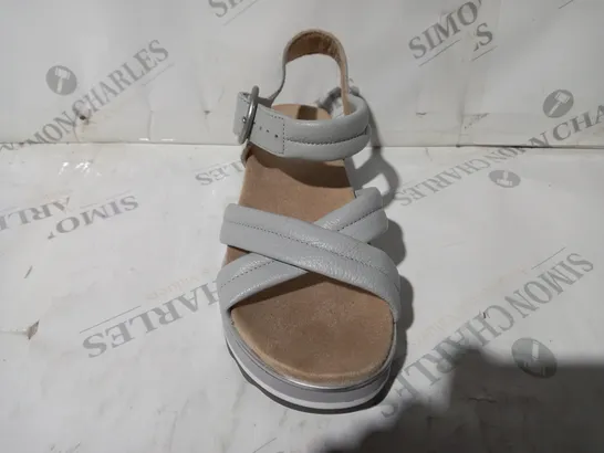 PAIR OF VIONIC OPEN TOE CROSS STRAP SANDALS IN GREY SIZE 5