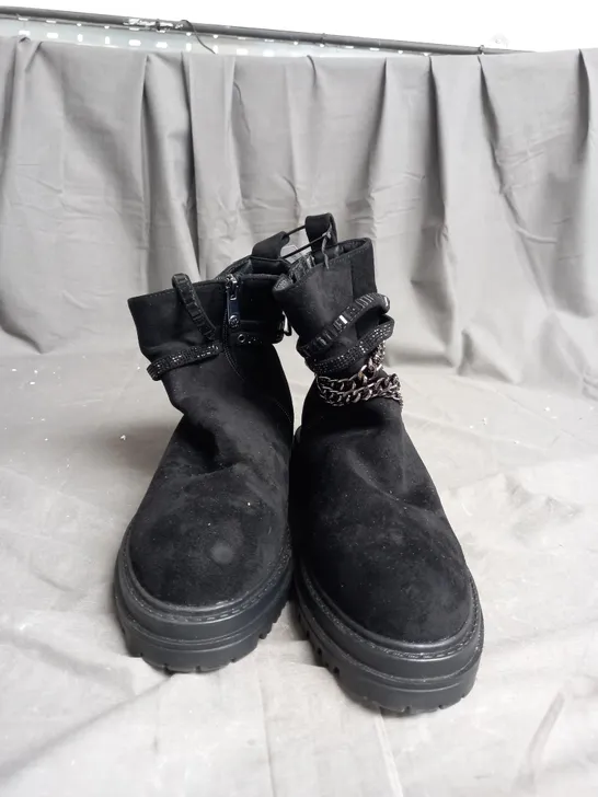 MODA IN PELLE ASTELLA CHAIN BOOT SIZE 6