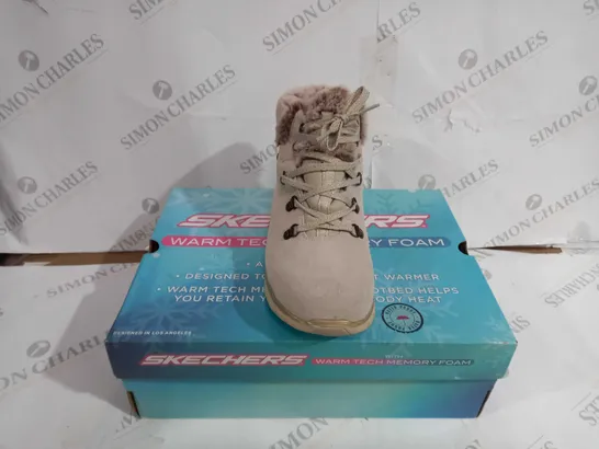 BOXED PAIR OF SKECHERS SYNERGY BOOTS NATURAL SIZE 6