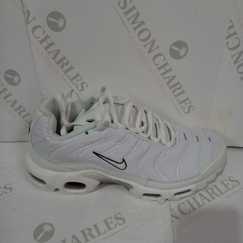 PAIR OF NIKE WHITE TRAINERS SIZE 7.5