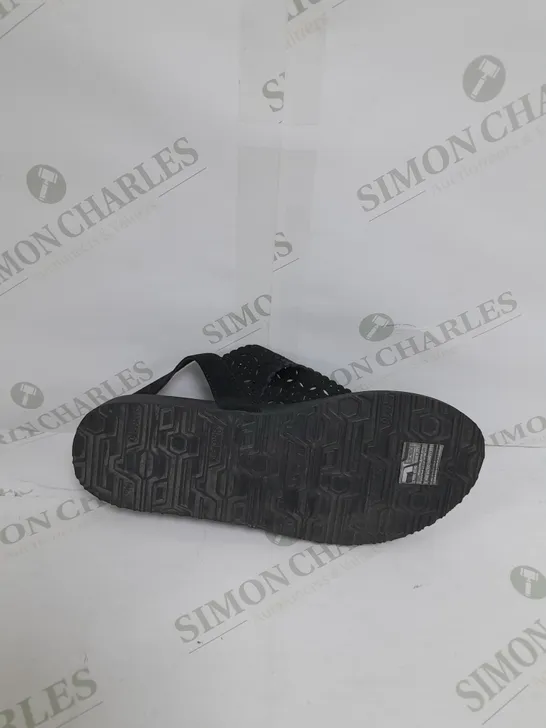 BOXED PAIR OF SKECHERS ARCHFIT SANDAL IN BLACK SIZE 7