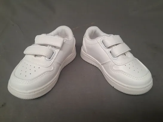 BOXED PAIR OF DESIGNER INFANT SHOES IN WHITE EU SIZE 21