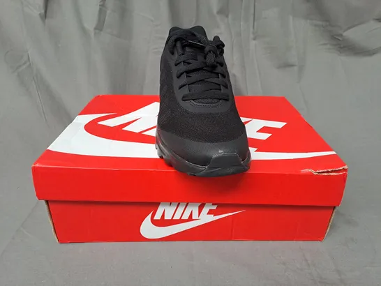 BOXED PAIR OF NIKE AIR MAX INVIGOR SHOES IN BLACK UK SIZE 9