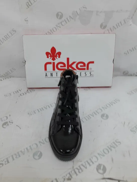 BOXED PAIR OF RIEKER HI TOP CUFF TRAINERS IN BLACK UK SIZE 6.5