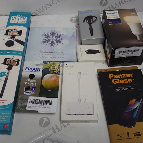 LOT OF 8 ASSORTED TECH ITEMS TO INCLUDE PHILIPS HUE SINGLE HUE, BLUETOOTH HEADSET AND SELFIE STICK