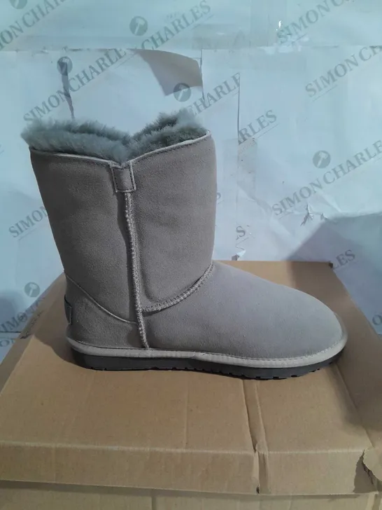 BOXED BONOVA SHEEPSKIN SIDE ZIP MID BOOTS, GREY - SIZE 8