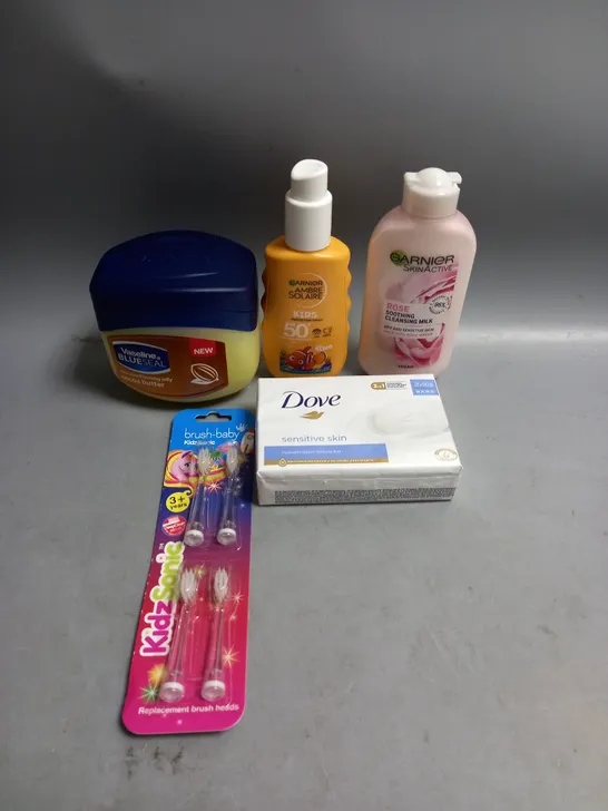 BOX OF APPROXIMATELY 20 COSMETIC ITEMS TO INCLUDE - AMBRE SOLAIRE KIDS SUN LOTION - DOVE SOAP - GARNIER CLEANSING MILK - ETC 