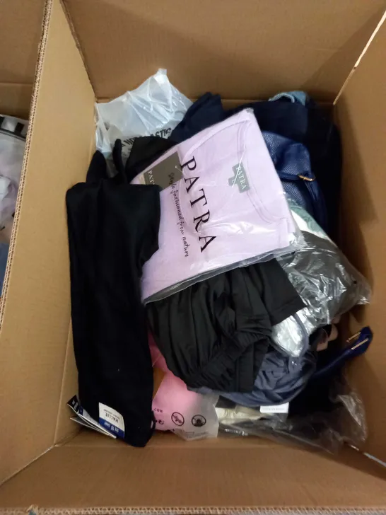 LARGE QUANTITY OF CLOTHING ITEMS TO INCLUDE DRESSES, SWEATERS, JEANS, T-SHIRTS, ETC