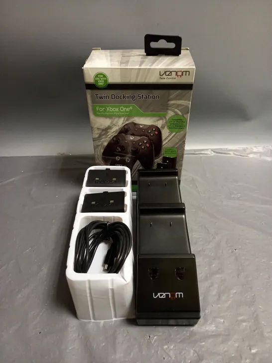 BOXED VENOM TWIN DOCKING STATION FOR XBOX ONE 