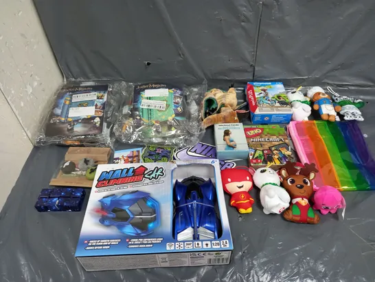 BOX OF ASSORTED TOYS AND GAMES TO INCLUDE PLAYMOBIL, LEGO AND UNO