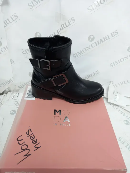 BOXED PAIR OF MODA IN PELLE CORNELLE BLACK LEATHER BOOTS - UK 7