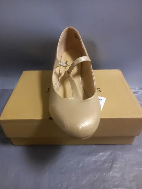 JD WILLIAMS LADIES LOW HEEL COURT SHOES GOLD SIZE 9